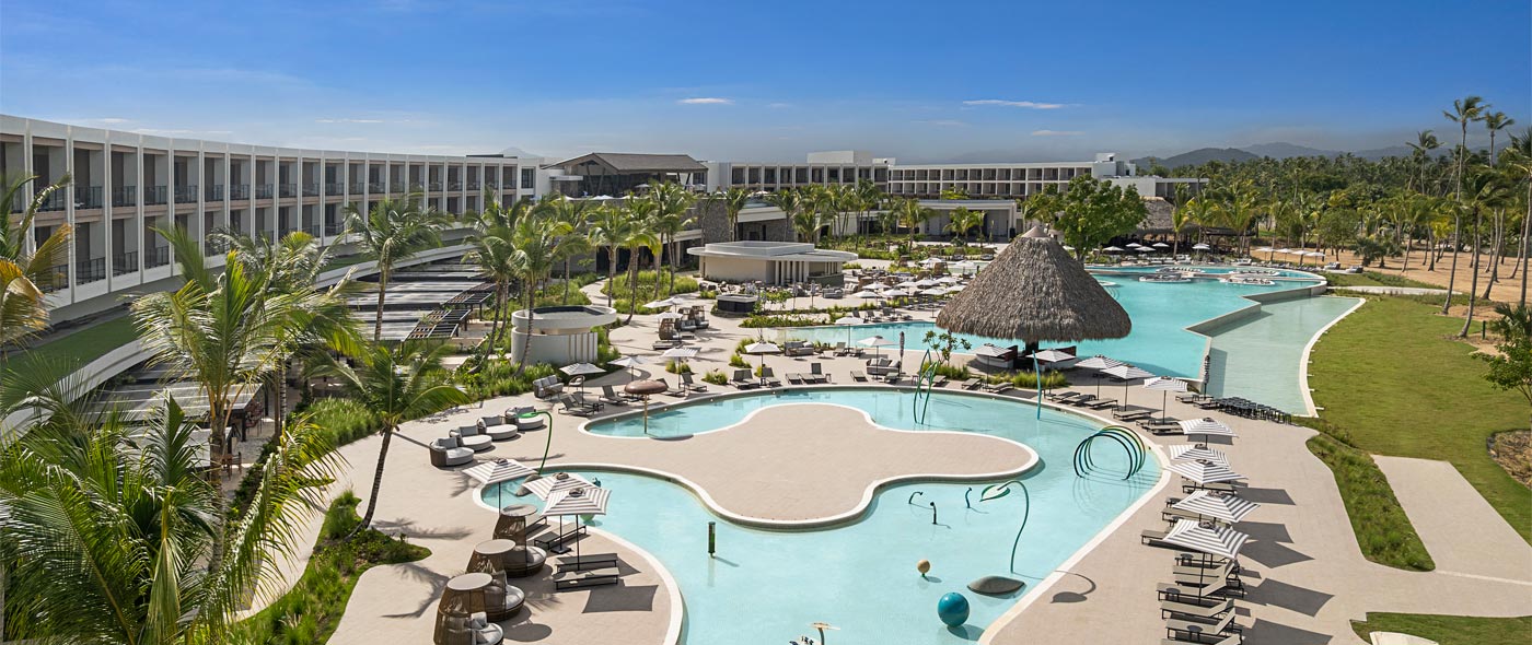 Aerial photo of hotel and pool.