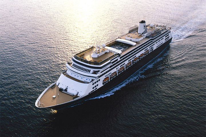 rotterdam cruise ship capacity